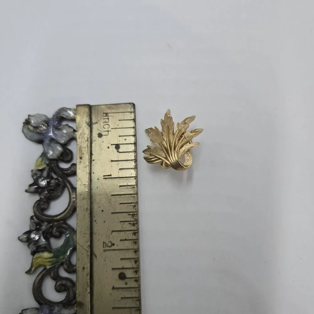 Vintage Crown Trifari Leaf Clip-On Earrings Brushed Gold Tone Excellent Conditio
